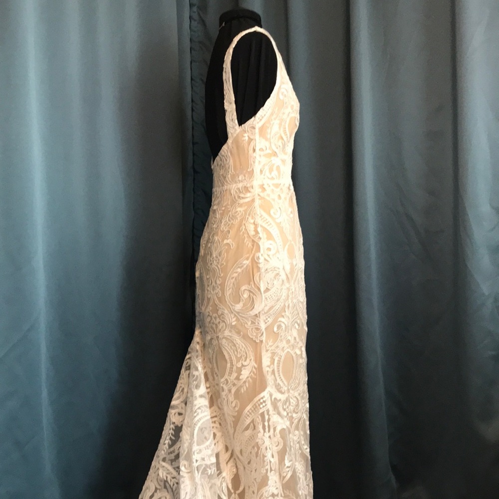 Elegant lace gown with train - Picture 9 of 12